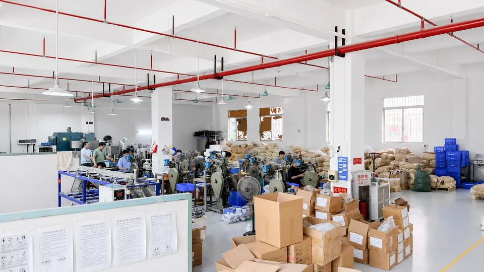 嘉鑫服装辅料车间生产与物料备放全景